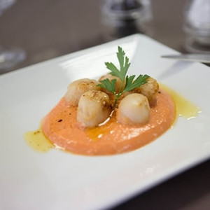 Noix de Saint-Jacques et coulis de poivron