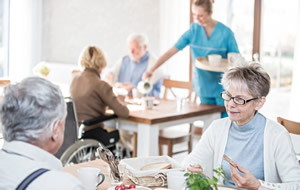 Le Manger-mains, une solution au problème de dénutrition des personnes âgées