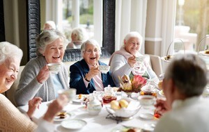 Plaisir sensoriel et commensalité du repas permettraient de lutter contre la dénutrition des personnes âgées