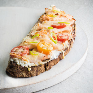 Tartine poulet et tomates