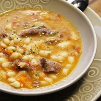 Soupe de haricots blancs et aux manchons de canard confits
